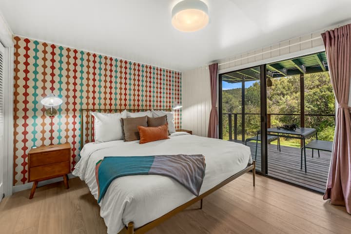 Svegliati con il sole e raggiungi il ponte principale per il caffè del mattino o per ammirare le stelle di notte.