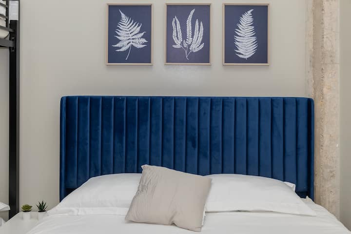 Dhomë gjumi e bollshme me dekor elegant, e përkryer për t 'u çlodhur pas një dite eksplorimi të zonës lokale.