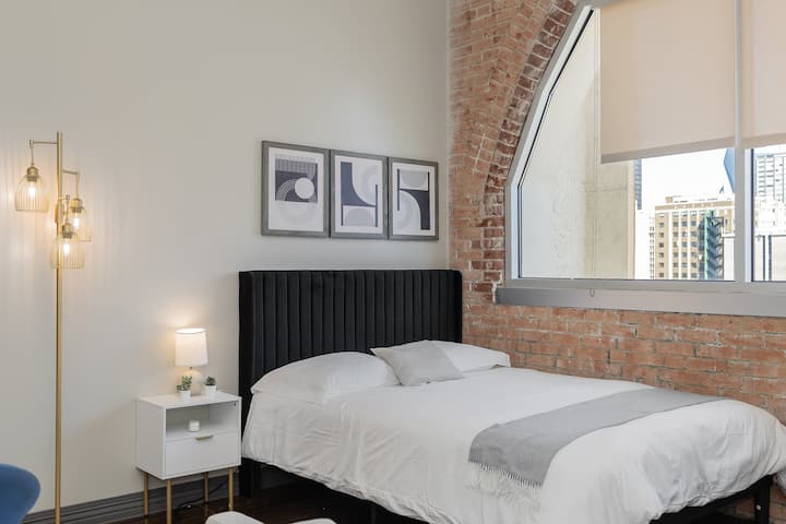 Ndërsa hyn në dhomën e gjumit, shtrojat e rehatshme dhe atmosfera e qetë krijojnë pushimin e përkryer nga dita.