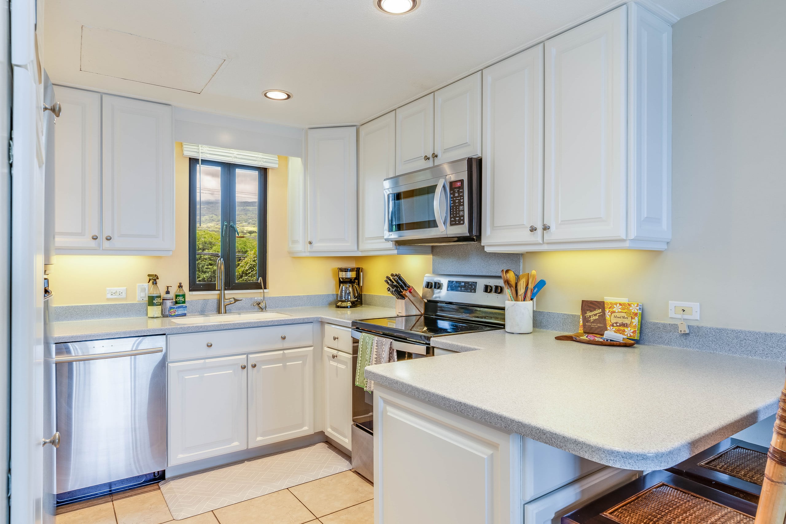Condo in Kailua-Kona · ★4.79 · 2 bedrooms · 2 beds · 2 baths - Image 4