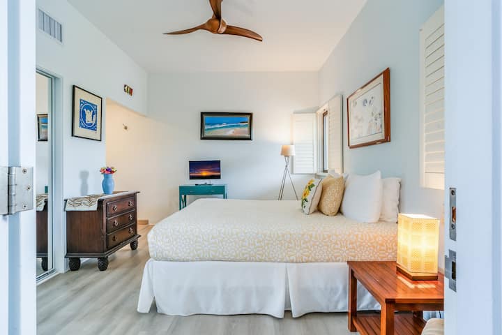 חדר שינה שקט לאורחים עם תאורה רכה ותחושה של אי חם