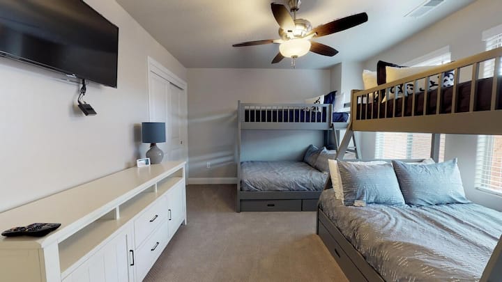 Dva kreveta na kat s bračnim krevetom na vrhu i dvostrukim krevetom na dnu.