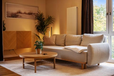 Beliebte Airbnb-Anzeige: Elegant living space: Schwanenteich Lake View & garage in Zwickau