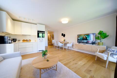 Edler Wohnraum: 1 BR Balcony Coffee Lift Parking