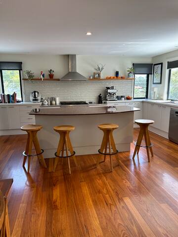 Entire home, pool and beach. 6 bedrooms 11 beds. gallery image 3