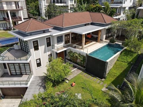 Villa Etty Sentul City
Luxury Villa Infinity Pool