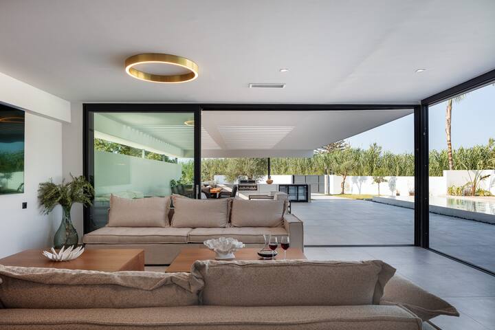 Nuera IV: Modern 4BR Villa, 300m from the Beach gallery image 4