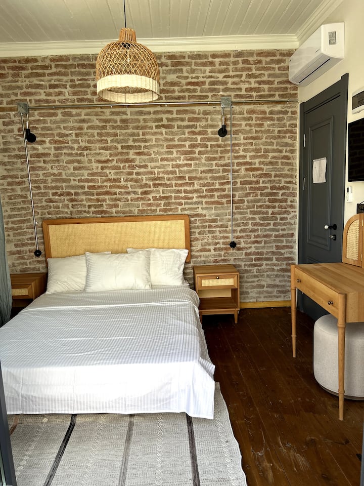 Mercan Oda, deniz manzaralı balkonu ile evin 2. katında yer alır.