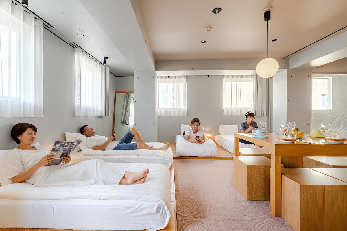 Prostor u spavaćoj sobi
Osigurana su četiri jednostruka madraca.
Dostupni su meko osvjetljenje i ogledalo u punoj dužini, što ga čini savršenim za isprobavanje odjeće.
Opustite se i opustite u čistoj i udobnoj posteljini!