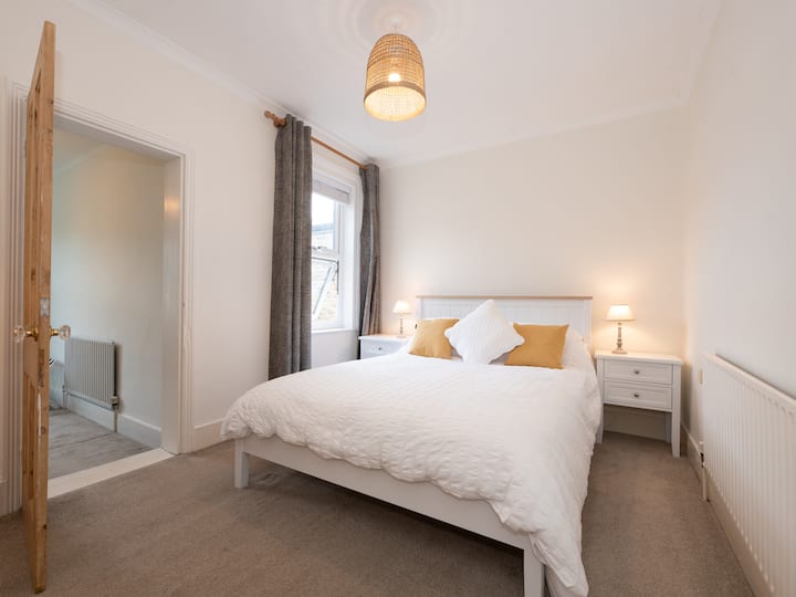 Fuera de la habitación, encontrarás un vestidor/oficina. 