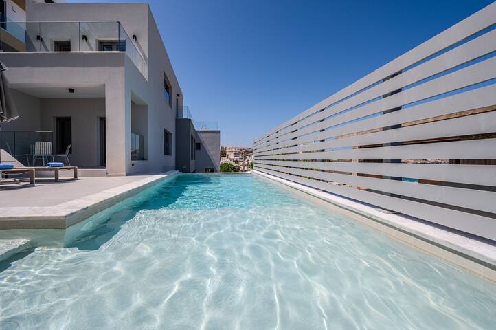 ArtCotel luxury villa,near beach and all amenities gallery image 2