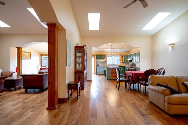Fort Wine Manor: Entire Private Estate Home - British Columbia