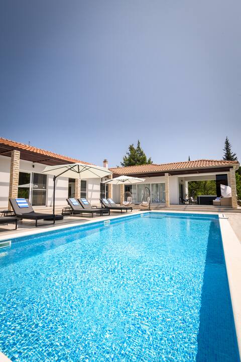 Top performing Airbnb: Villa Stella-heated pool, sauna and jacuzzi in Dubrava Kod Šibenika