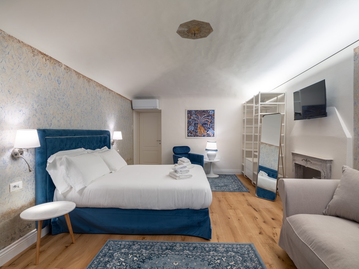 Camera matrimoniale con affreschi originali del XIX secolo. Su richiesta, questa camera può essere preparata con un letto matrimoniale o due letti singoli.