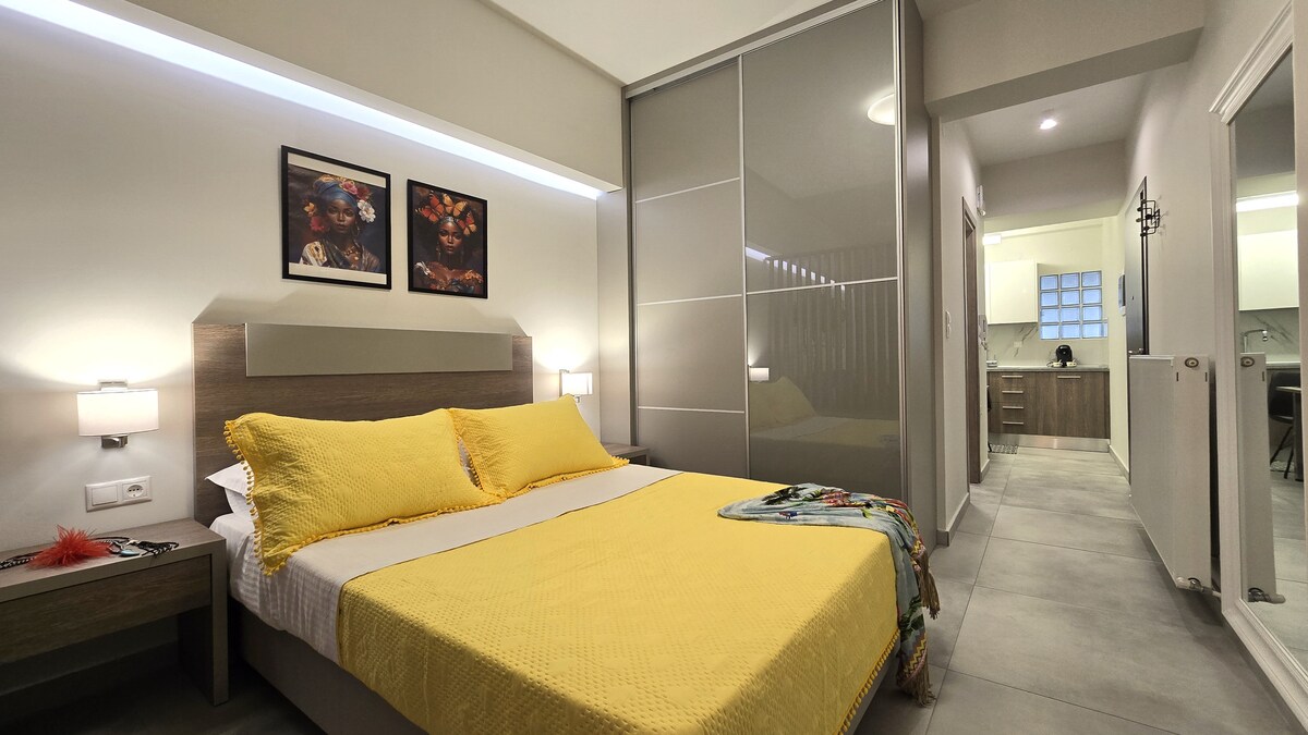 Dormitorio con cama doble, mesitas de noche con lámpara y armario.