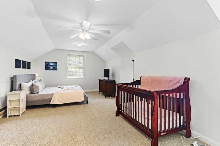 חדר שינה 4 נמצא בקומה העליונה. מיטת קינג סייז ועריסה.  לחדר הזה יש מיזוג אוויר וחימום משלו שאינם מחוברים למערכת הביתית הראשית. 