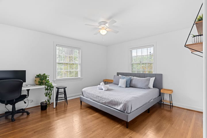 חדר שינה 2. מיטת קינג סייז ופינת עבודה (שולחן כתיבה, צג חיצוני וכיסא שולחן).