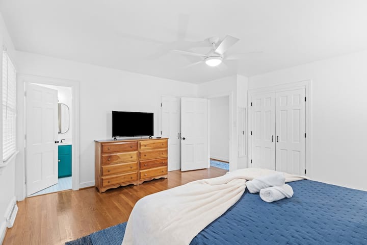 זה חדר השינה הראשי. חדר רחצה 1 נמצא בחדר הזה. 