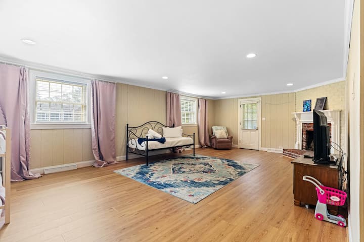 חדר שינה 5. מיטת קומתיים ומיטה זוגית. מזרן קינג אייר מסופק גם הוא שניתן לפוצץ באזור הזה.