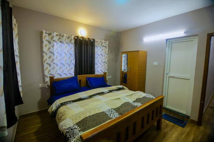 Dhomë gjumi me krevat dopio "king". Ka gjithashtu një ballkon më të madh dhe një banjë ngjitur