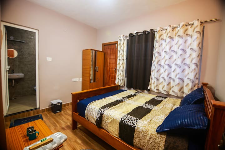 Një dhomë 90 metra katrorë që ka një krevat dopio "queen" dhe gjithashtu ka banjë / ballkon ngjitur. E rehatshme për 2 të rritur.