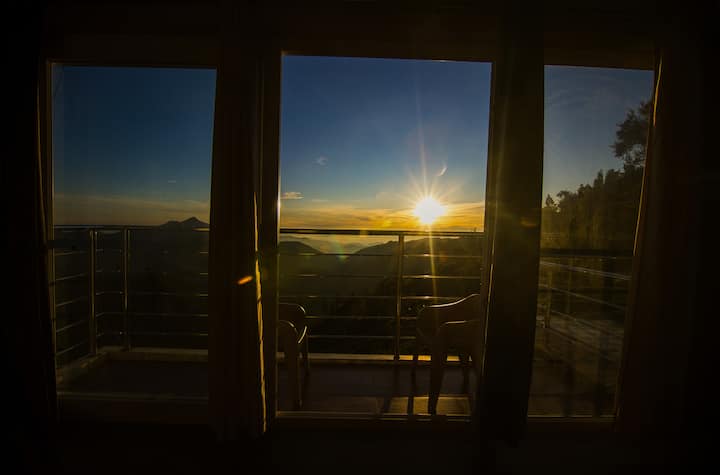 Pamje nga lindja e diellit nga salla.
