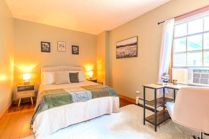 标准双人床、空调、大衣柜和书桌