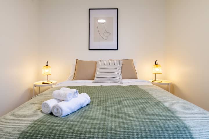 تحتوي غرفة النوم على سرير متوسط الحجم مع وسائد وبطانية. تم تجهيز كل طاولة بجانب السرير بمصباح، مما يضمن حصولك على إضاءة مريحة. تم تصميم هذا المسكن المجهز تجهيزًا جيدًا لتوفير ملاذ مريح ومريح.