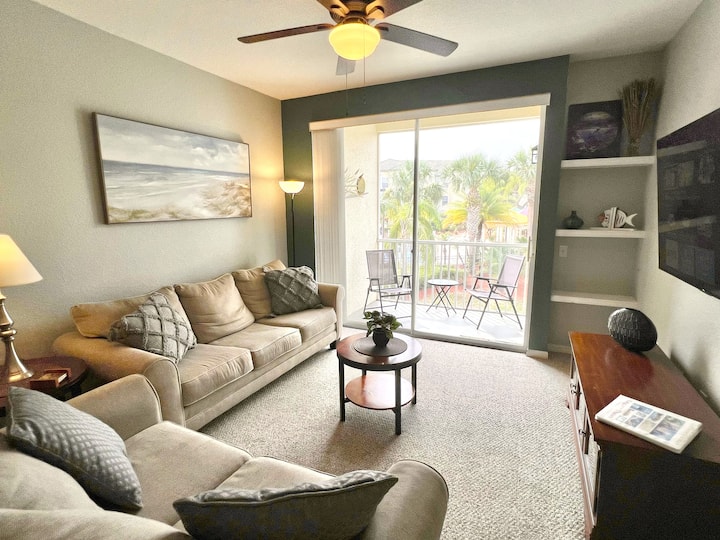 La sala de estar se abre a un balcón con mosquitero