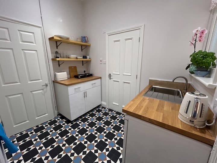 Private Studio Flat With Patio Garden - Folkestone
