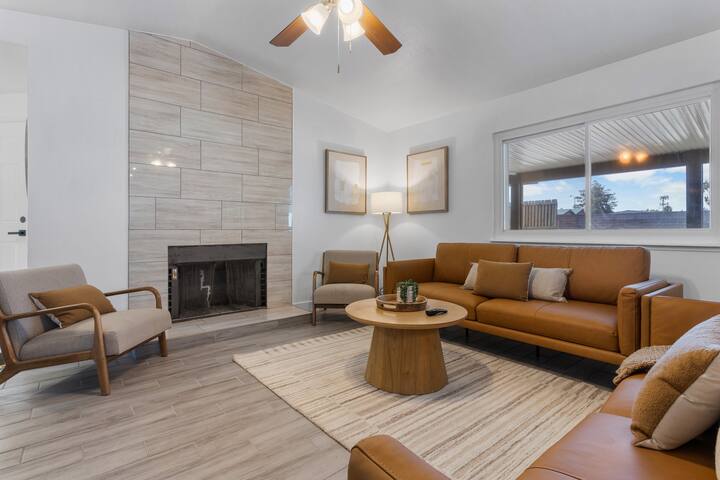 6 BR Luxury Private Pool, Pickle Ball, Golf & More gallery image 4