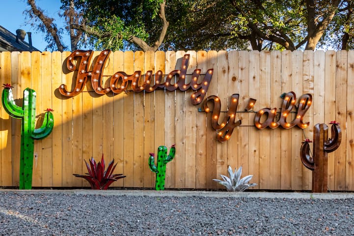 3BR House – Walk to Rainey St, Downtown & the Lake