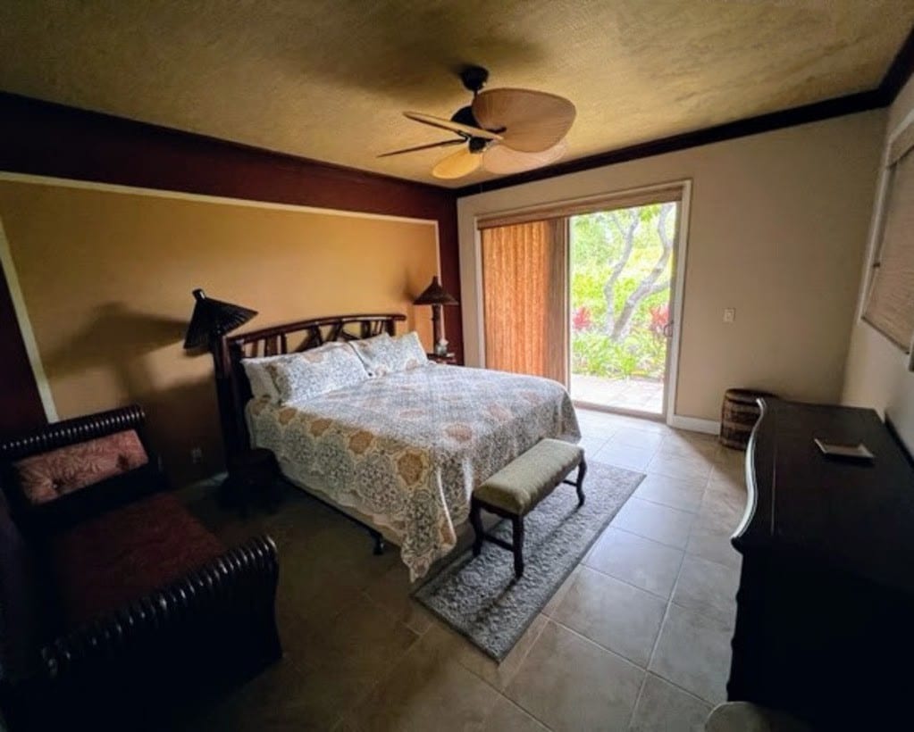 Glavna spavaća soba u prizemlju s pripadajućom kupaonicom. Cal-King krevet, novi madrac od memorijske pjene. Uključuje i chase lounge, lanai, stropni ventilator i kupaonicu s WC-om.  