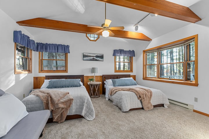 سريران كبيران وبياضات أسرّة ومروحة سقف وتخزين ملابس وأساسيات ووسائد وبطانيات إضافية وشماعات وتدفئة. 