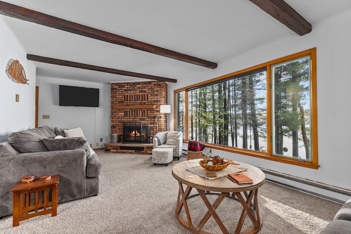 توفر غرفة المعيشة في الطابق الرئيسي مساحة واسعة للجميع للاسترخاء والاسترخاء.