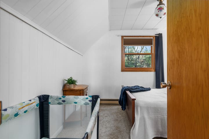 توفر غرفة النوم مساحة واسعة لاستيعاب سرير للأطفال الصغار. 