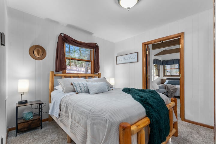 استمتع بدخول سلس إلى غرفة النوم المجاورة، أو أغلق الأبواب لمزيد من الخصوصية. 