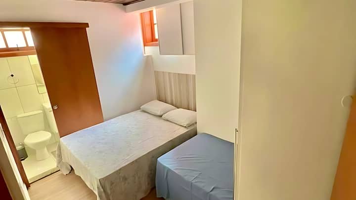 ️ 01 MASTER SUITE
(bračni krevet, krevet za jednu osobu, ormarići, AR SPLIT i TV SMART)