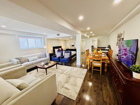 Top performing Airbnb: Opulent Studio - Semi-Basement in Montréal