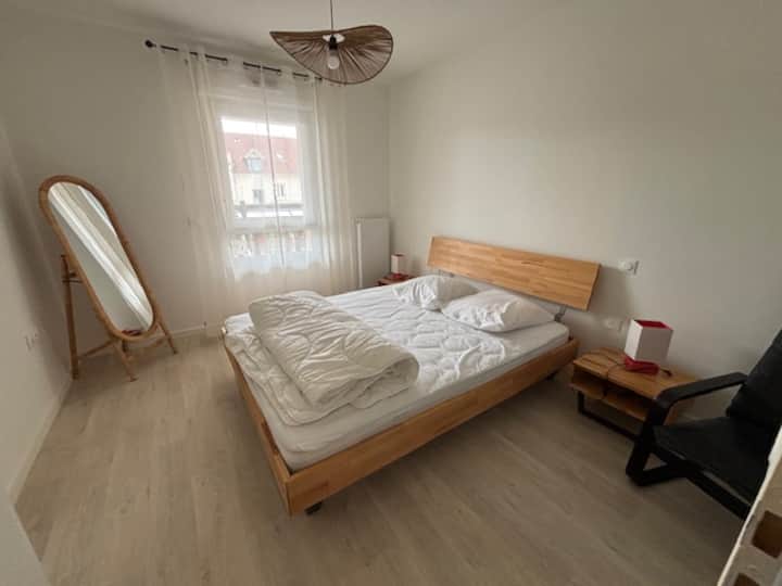 Spálňa s manželskou posteľou 160 x 200, jednou prikrývkou 220 x 240 a 2 vankúšmi
Utierka s pásmi
Upozorňujeme, že posteľná bielizeň nie je k dispozícii.