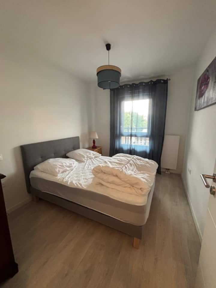 Spálňa s manželskou posteľou 140 x 190, prikrývkou 240 x 220 a 2 vankúšmi
Upozorňujeme, že posteľná bielizeň nie je k dispozícii.
