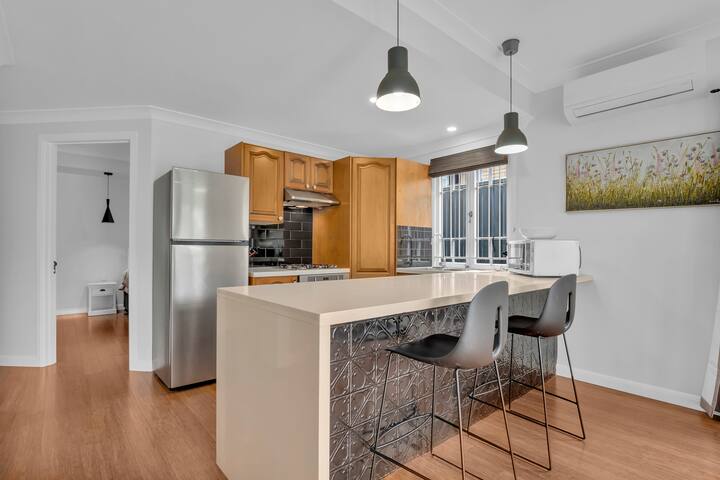 Cedar Street Lodge- 5BRMS 2 homes in 1. gallery image 5