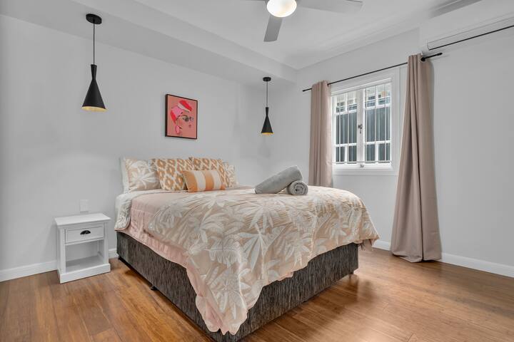 Cedar Street Lodge- 5BRMS 2 homes in 1. gallery image 4