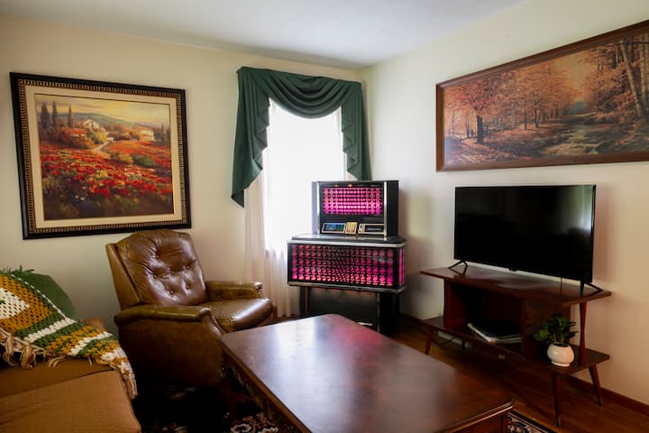 Cozy Retro Home-close To All Activities In The Cle - Mentor-on-the-Lake, OH