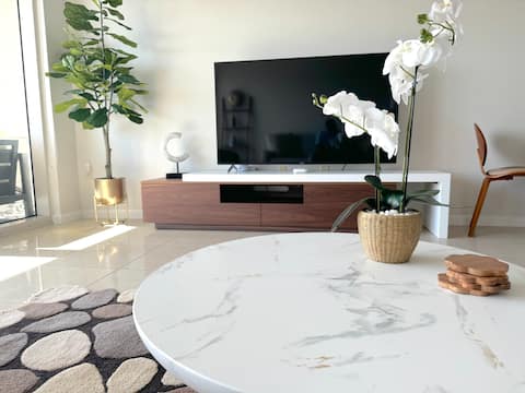 Top performing Airbnb: Stylish and Sun Filled Modern Gem in Midtown