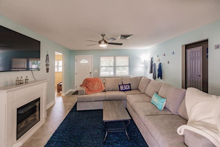 Të ulesh rreth oxhakut të brendshëm dhe të përqafohesh në divanin seksional që përfshin edhe fjetësin dopio "queen".