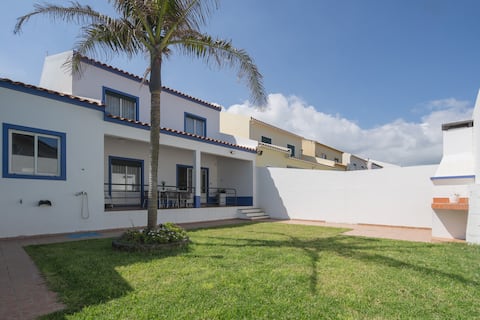 Bright & Spacious villa by beach