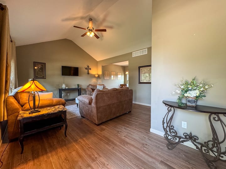 Spacious Capitol Retreat | Family + Business Ready - Jefferson City, MO