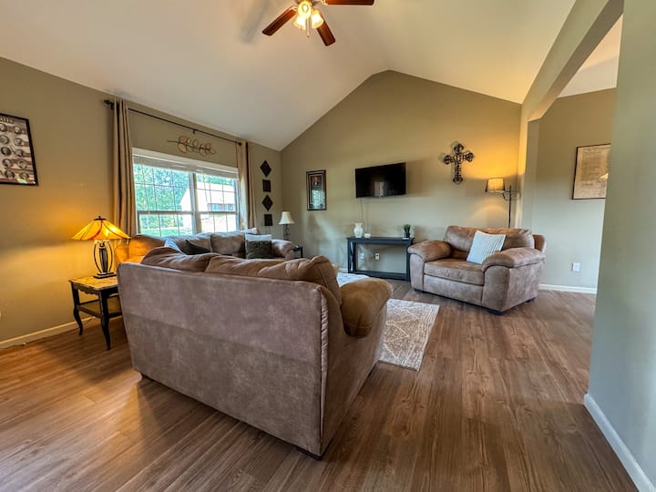 Spacious Capitol Retreat | Family + Business Ready - タオス, MO