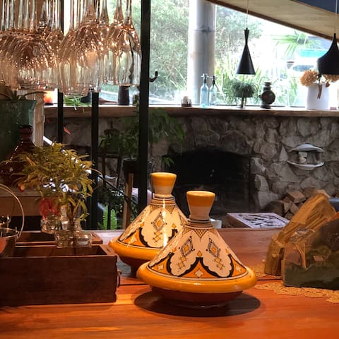 6 bedroom Tree Gardens near Snowfields | Hottub